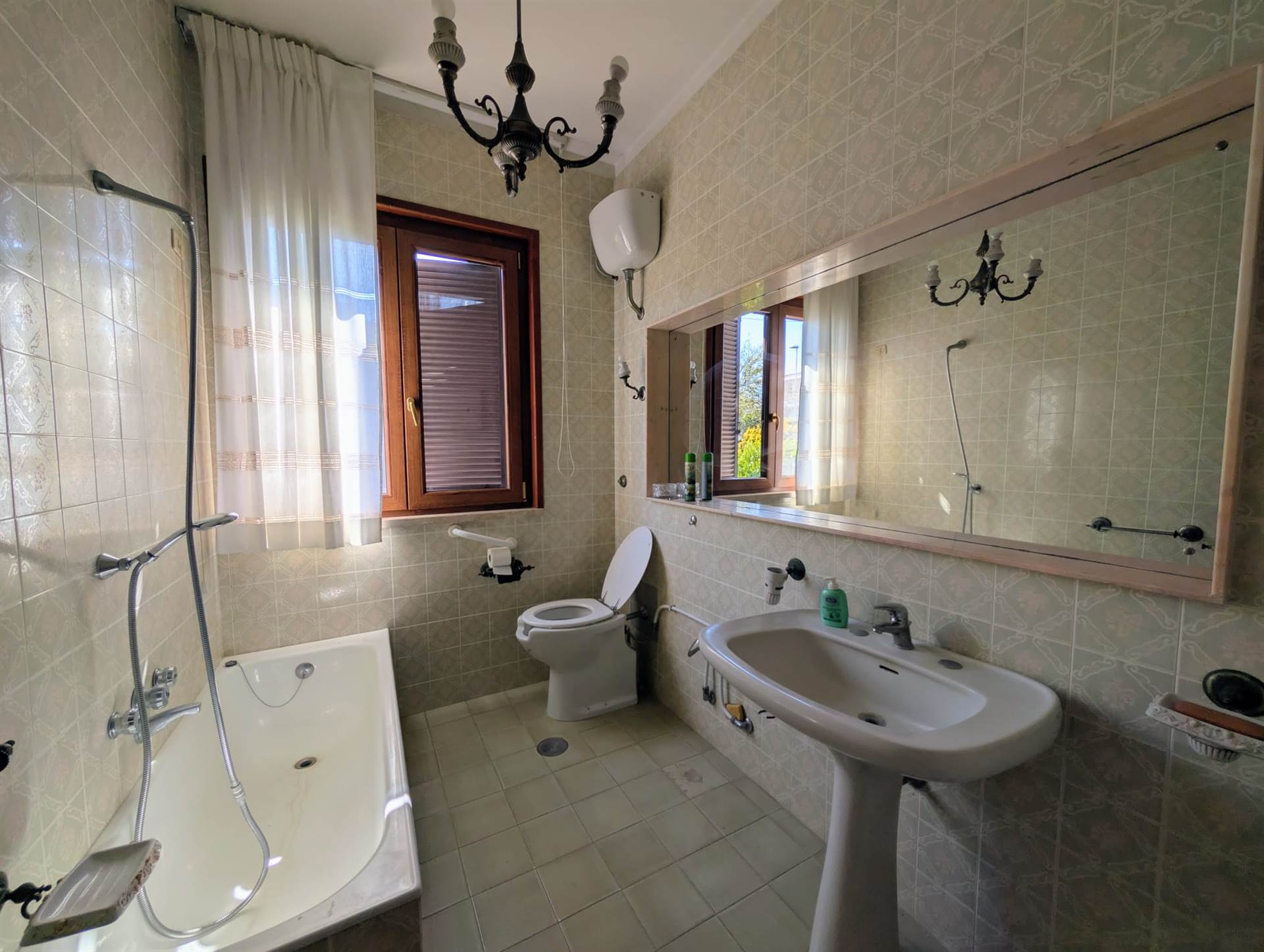 Bagno finestrato con vasca