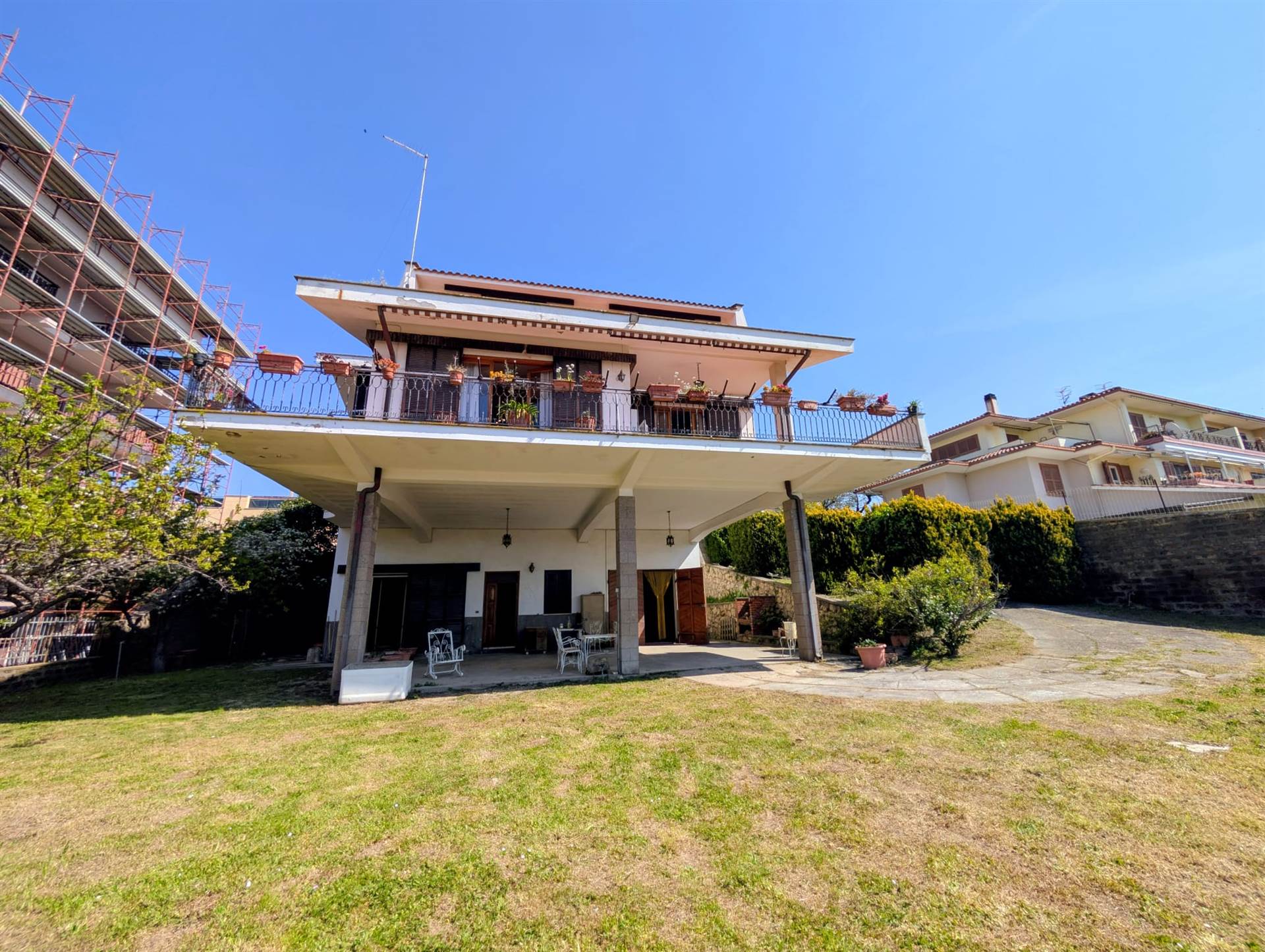 Esterno della villa e spazi privati a Infernaccio