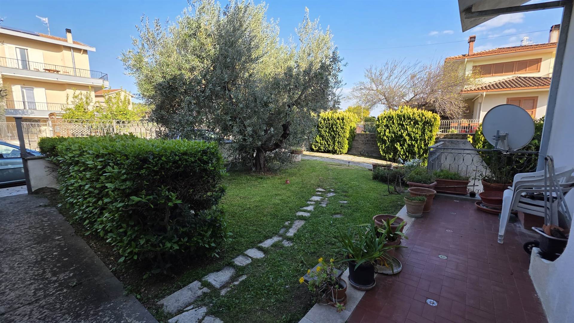 Il giardino privato che circonda la villa