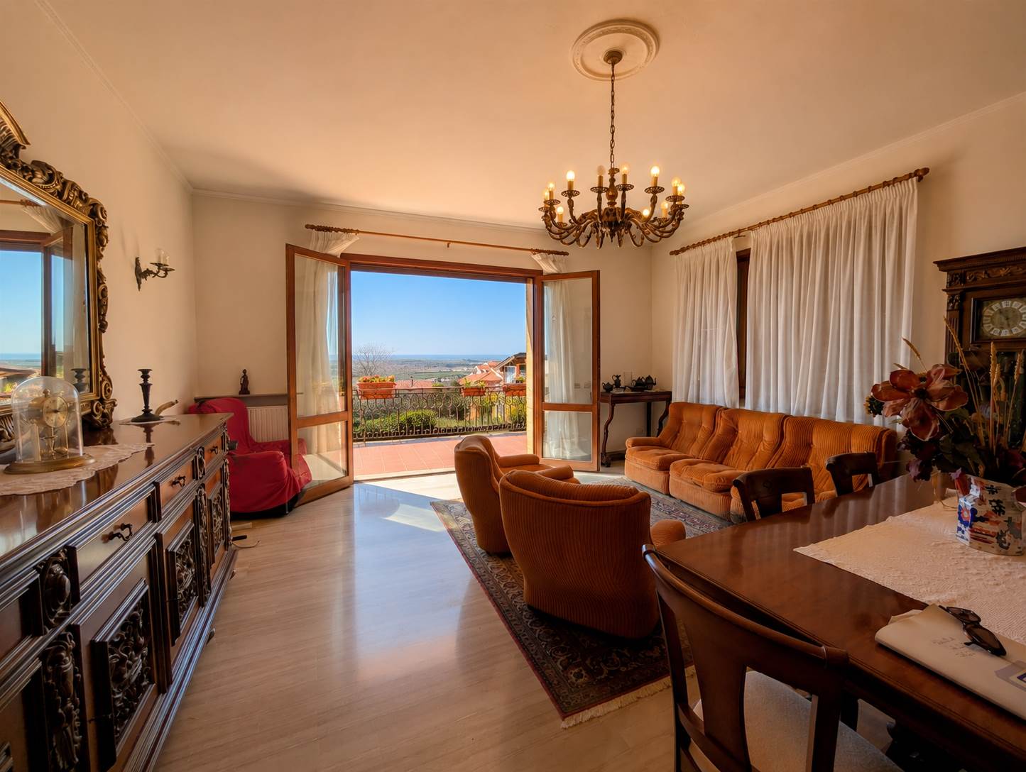 Il salone doppio della villa con accesso alla terrazza