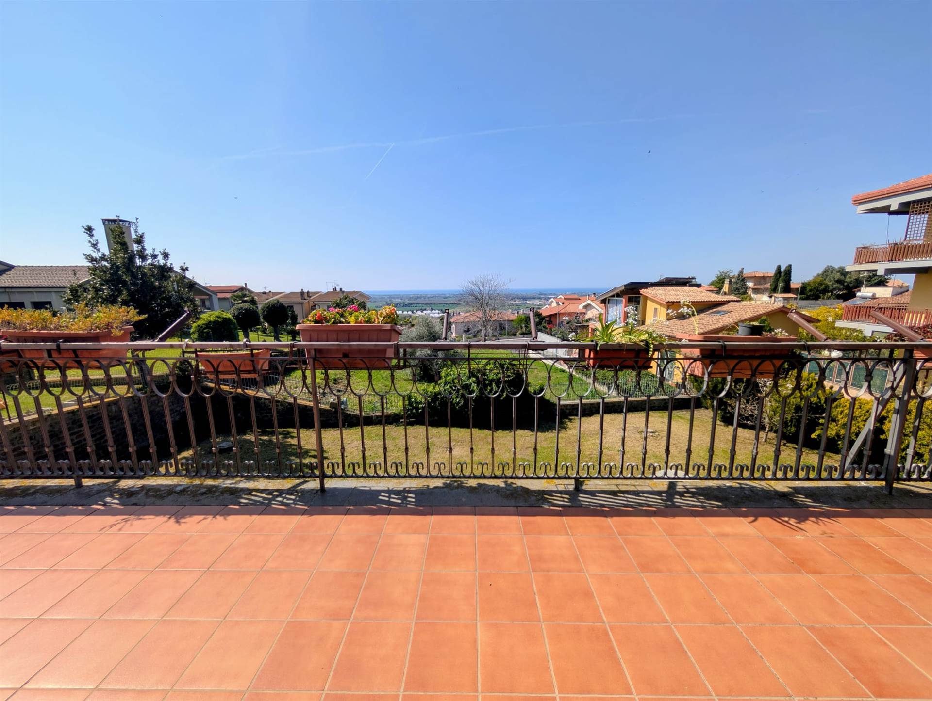 L’ampia terrazza panoramica della villa