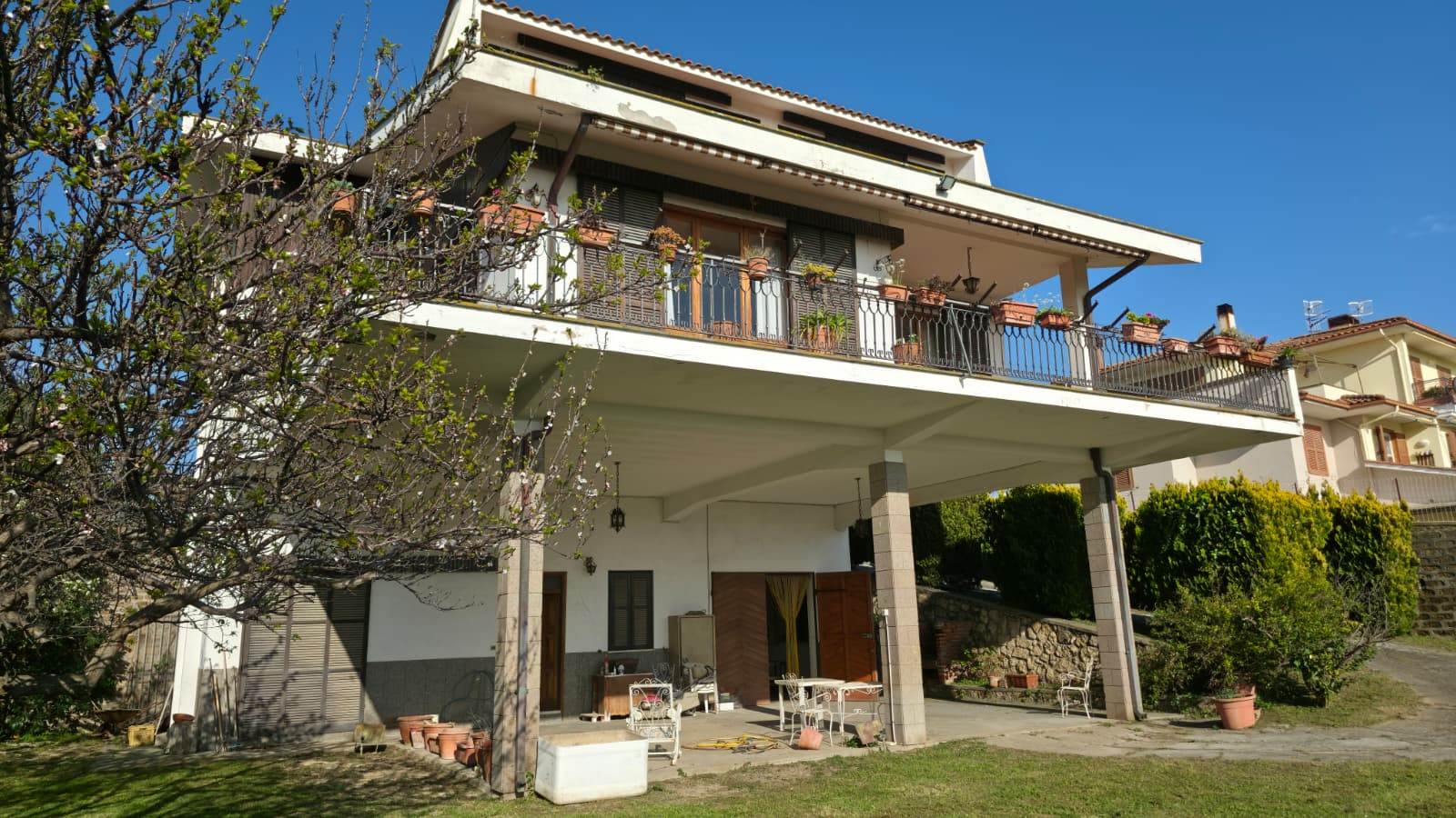 La villa indipendente a Infernaccio, con terrazza e portico sul giardino