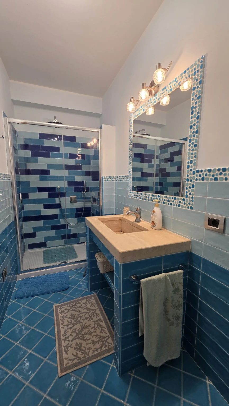 The bathroom in shades of blue