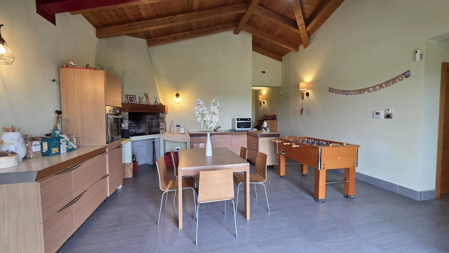 La taverna con camino e spazio conviviale